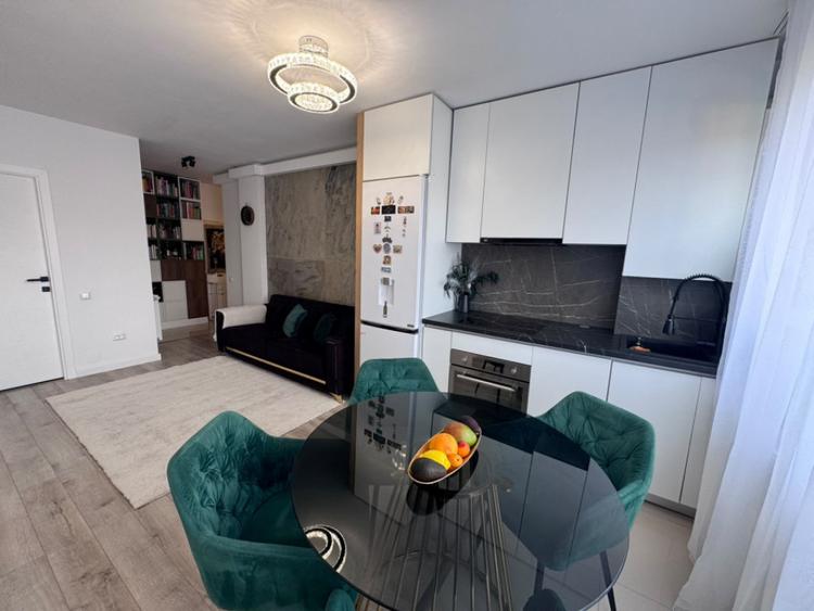Apartament cu 3 camere semidecomandat în Dâmbul Rotund