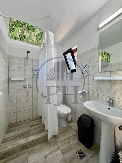 Casă individuală cu 16 camere cu Canalizare în Vest