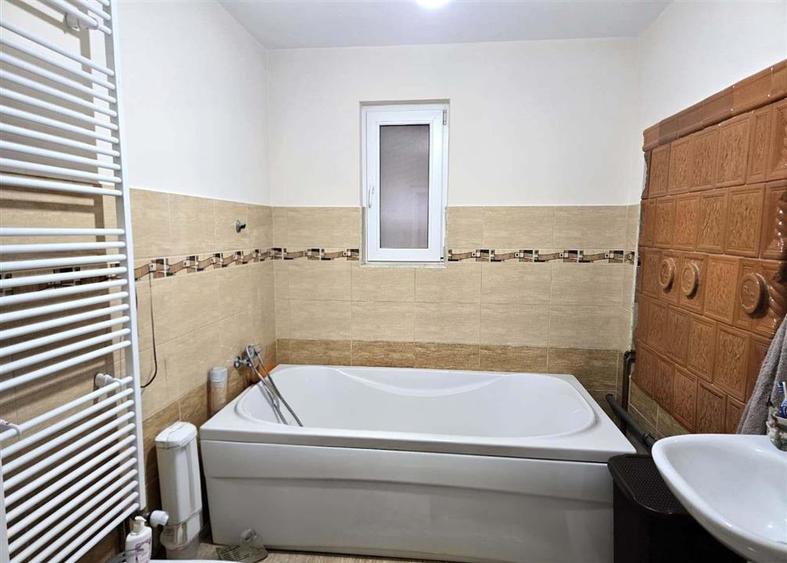 Casă individuală cu 11 camere cu Teren 5000 Mp în Central