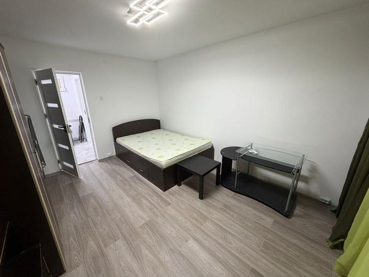 Garsonieră decomandată, mobilată în Progresul