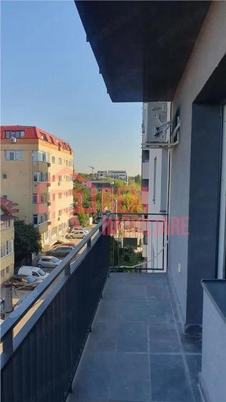 Apartament cu 3 camere semidecomandat în Fundeni