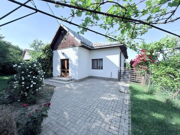 Casă individuală cu 4 camere cu Teren 1600 Mp în Central
