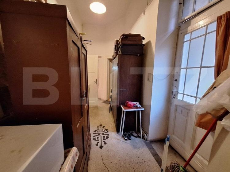 Apartament cu 5 camere semidecomandat, mobilat în Central