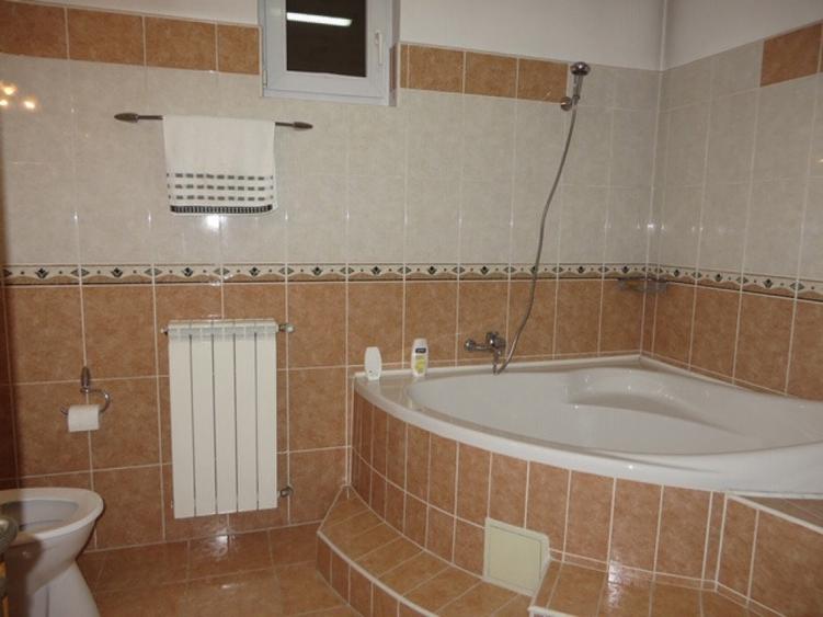Casă cu 5 camere cu Teren 500 Mp în Mihai Bravu