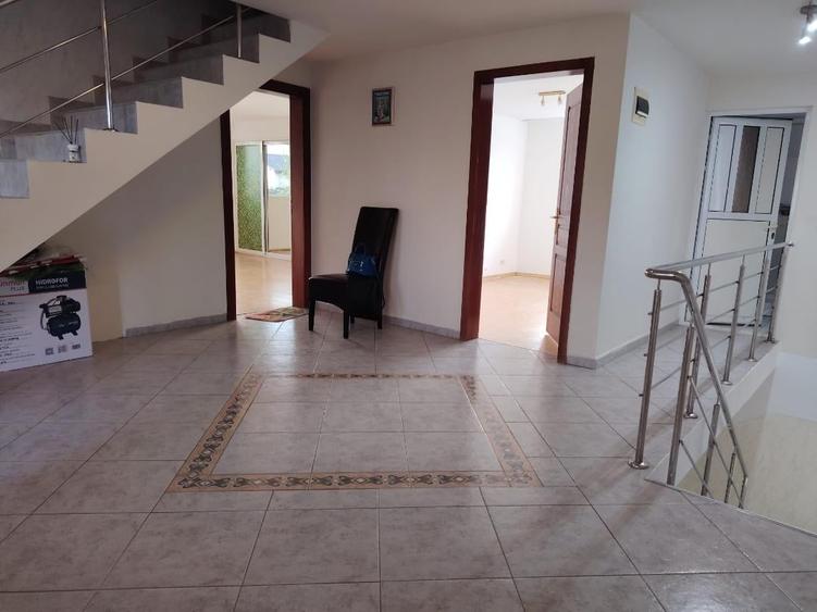 Casă individuală cu 7 camere cu Piscina în Gorgota