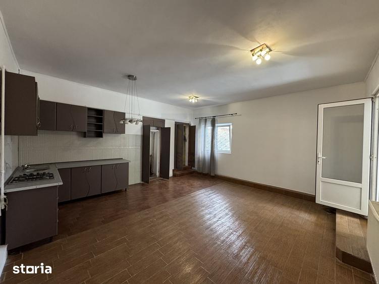 Casă cu 7 camere cu Teren 268 Mp în Regie