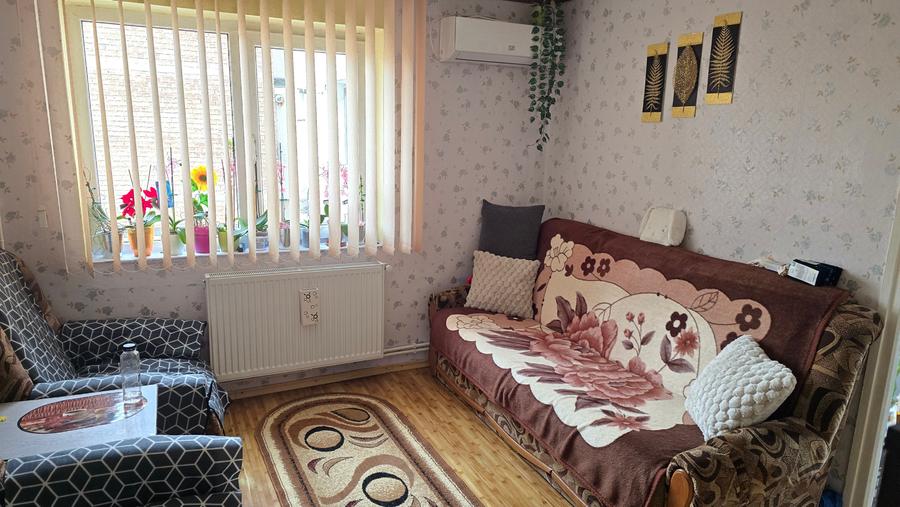 Apartament cu 3 camere semidecomandat în Gojdu