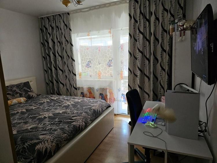 Apartament cu 3 camere decomandat în Exterior Vest