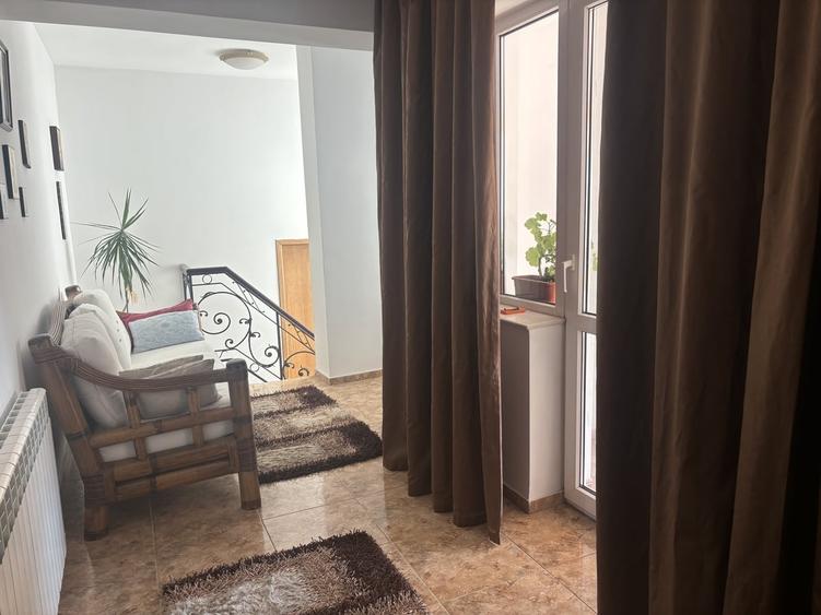 Casă cu 7 camere cu Teren 1000 Mp în Central
