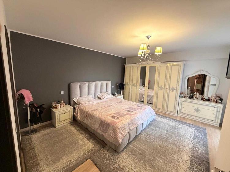 Apartament cu 3 camere decomandat în Victoriei