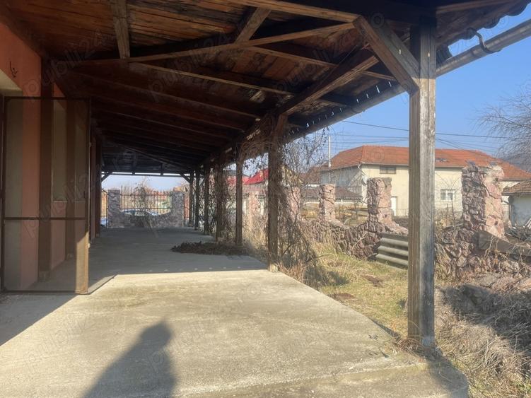 Casă cu 6 camere în Sebiș