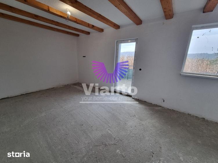 Casă cu 5 camere cu Teren 650 Mp în Roșia