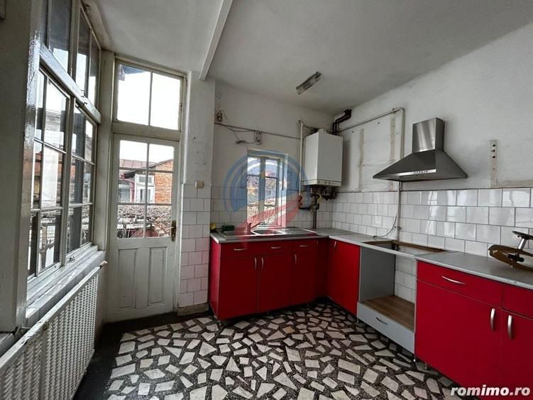 Casă cu 8 camere cu Teren 117 Mp în Ultracentral