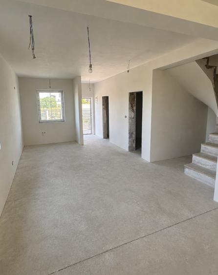 Duplex cu 4 camere cu Canalizare în Moșnița Nouă