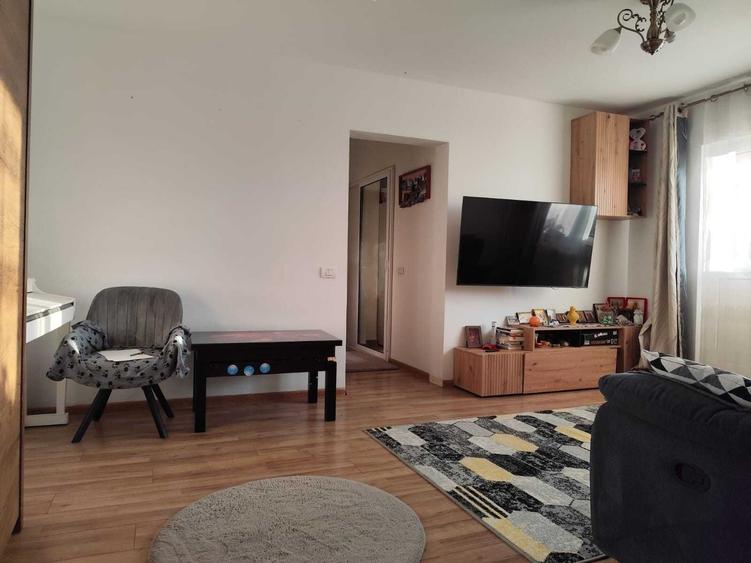 Apartament cu 4 camere semidecomandat în Mărgeanului