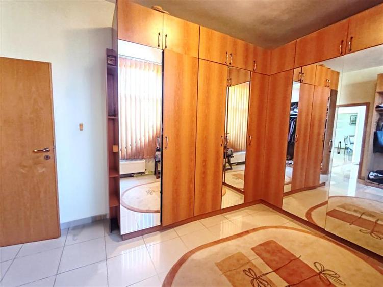 Casă individuală cu 9 camere cu Teren 800 Mp în Hărman
