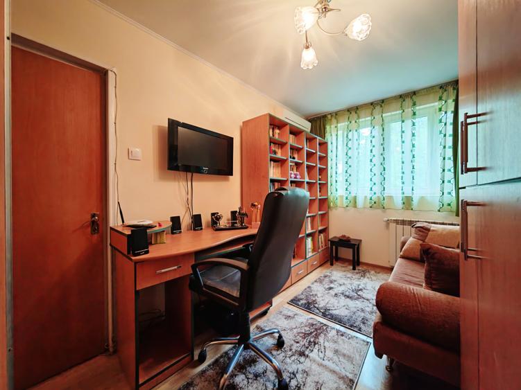 Apartament cu 3 camere semidecomandat în Titan