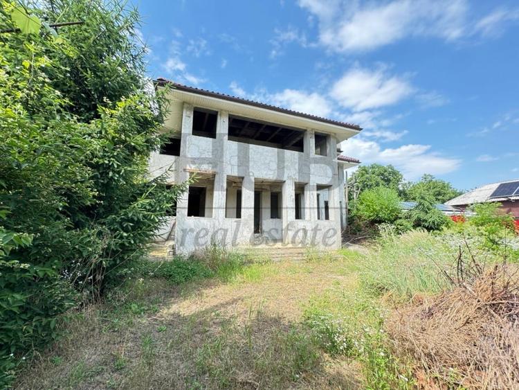 Casă individuală cu 6 camere cu Canalizare în Sascut