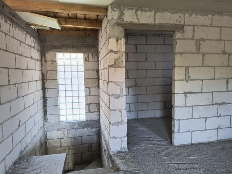Casă cu 4 camere în Pui