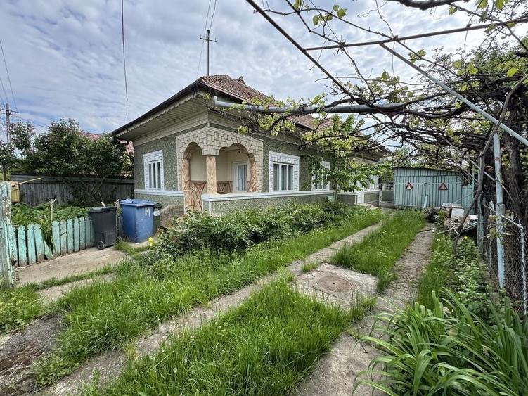 Casă cu 4 camere cu Teren 1200 Mp în Central