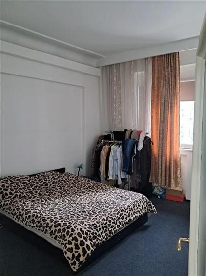 Apartament cu 4 camere decomandat în P-ța Victoriei