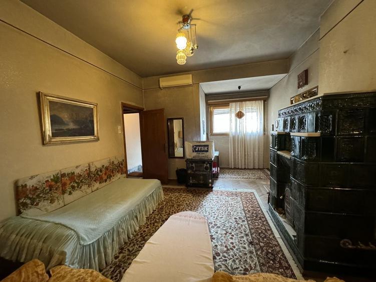 Casă individuală cu 7 camere cu Canalizare în Primăverii