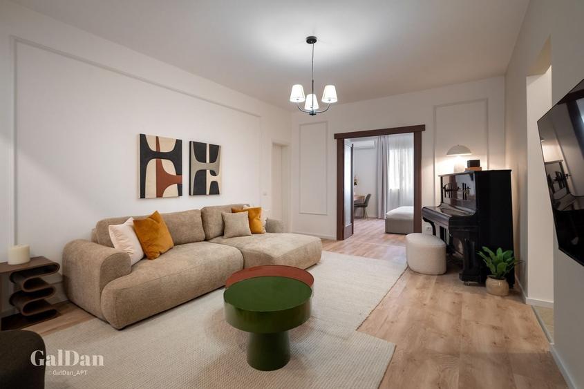 Apartament cu 4 camere semidecomandat, mobilat în P-ța Universității