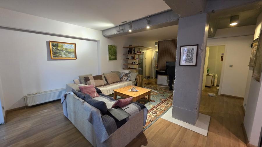 Apartament cu 3 camere semidecomandat, mobilat în Circumvalațiunii