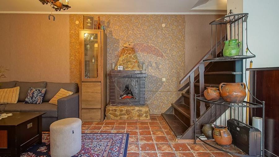 Casă cu 7 camere cu Teren 450 Mp în Central