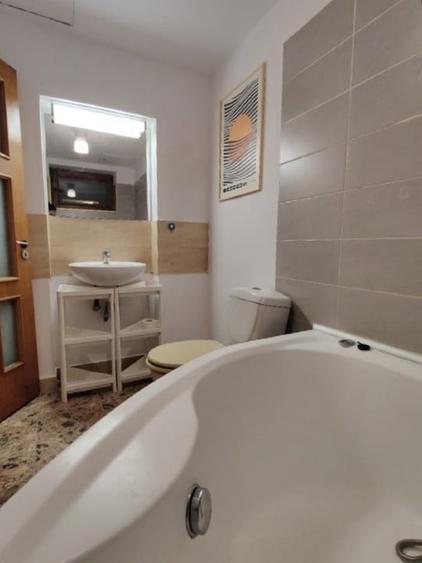 Apartament cu 3 camere semidecomandat, mobilat în Dacia