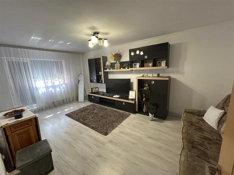 Apartament cu 3 camere decomandat în Brăilei