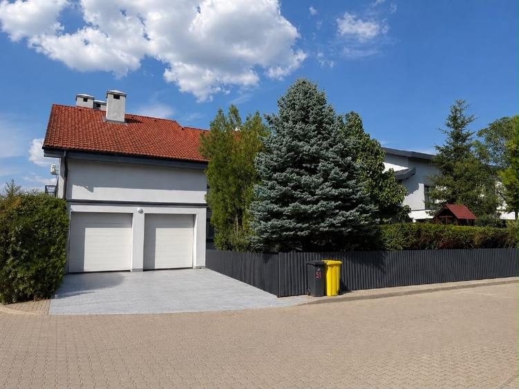 Casă individuală cu 5 camere cu Teren 705 Mp în Central