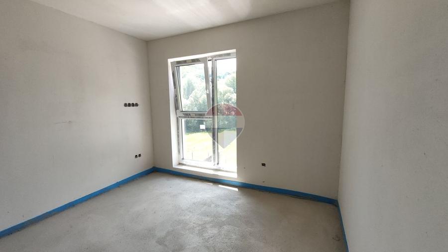 Casă cu 7 camere cu Teren 250 Mp în Florești