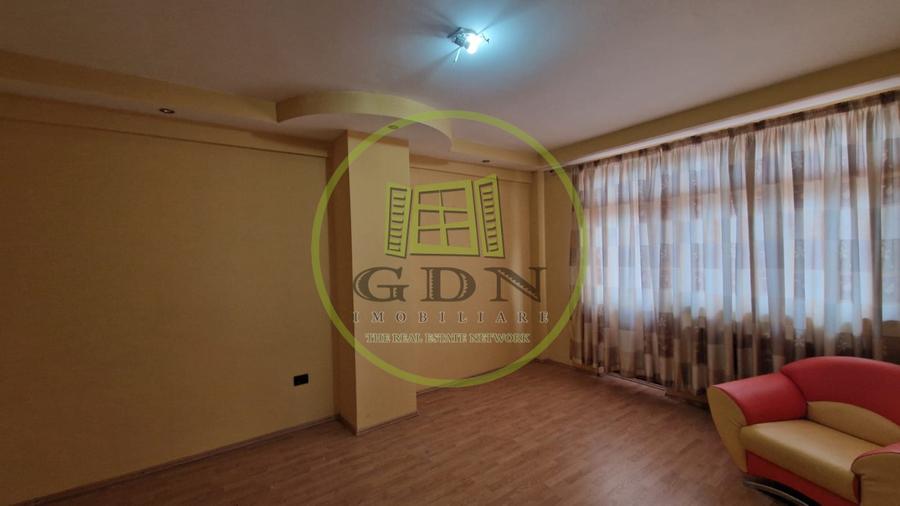 Spațiu comercial, de 800 mp, în Rovine