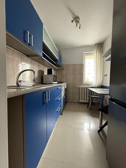 Apartament cu 3 camere semidecomandat în 1 Mai