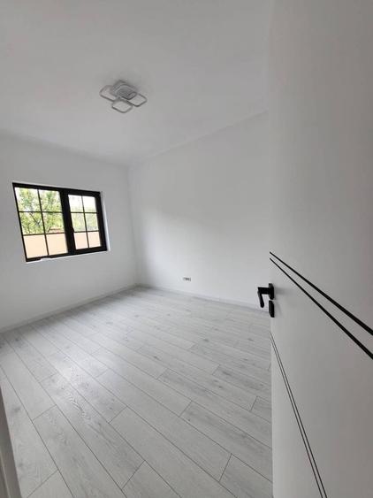 Casă individuală cu 5 camere decomandat cu Canalizare în Girocului