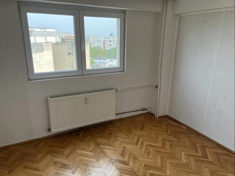 Apartament cu 4 camere decomandat în Berceni