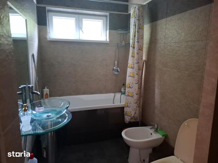 Apartament cu 3 camere semidecomandat în Podu Roș
