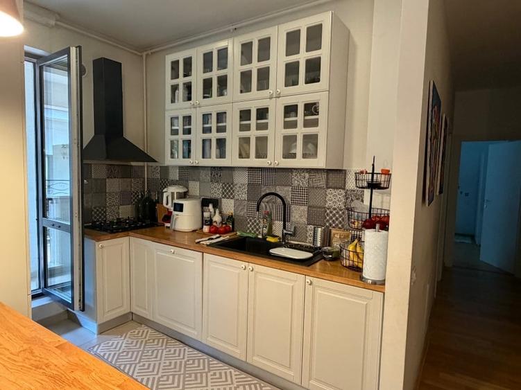 Apartament cu 4 camere decomandat, mobilat în Central