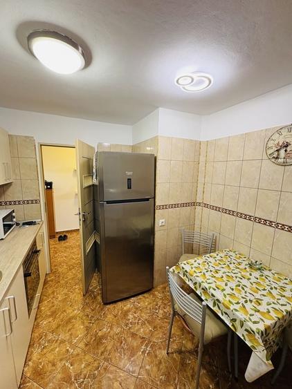 Apartament cu 3 camere semidecomandat în Berceni
