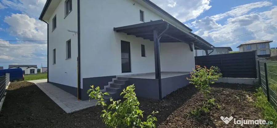 Casă cu 4 camere cu Teren 200 Mp în Ipotești