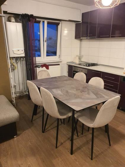 Apartament cu 4 camere decomandat în Rovine