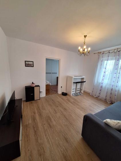 Apartament cu 3 camere semidecomandat în Central