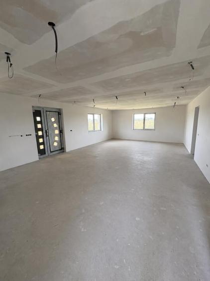 Casă individuală cu 4 camere cu Teren 700 Mp în Recea
