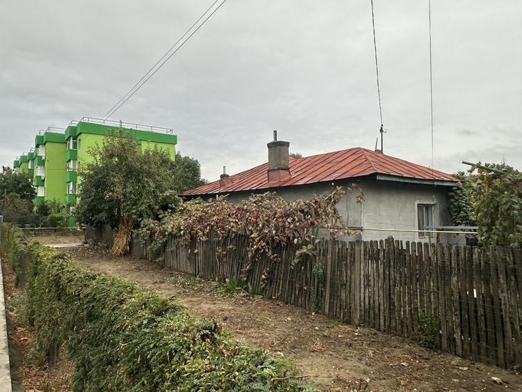 Casă cu 4 camere în 1 Decembrie