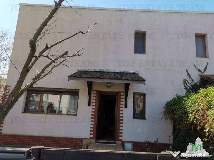 Apartament cu 4 camere decomandat în 1 Decembrie