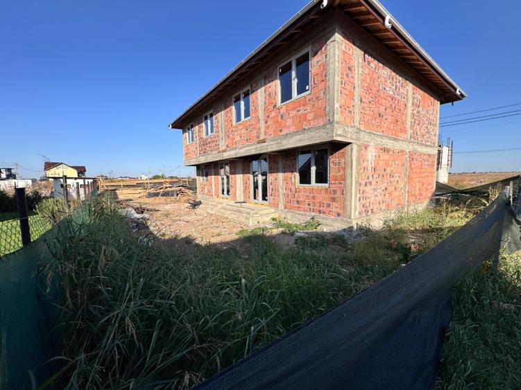 Duplex cu 4 camere cu Canalizare în Exterior Sud