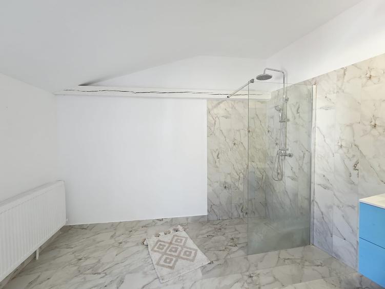 Casă cu 10 camere cu Canalizare în Central