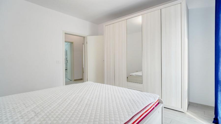 Apartament cu 3 camere decomandat, mobilat în Tractorul