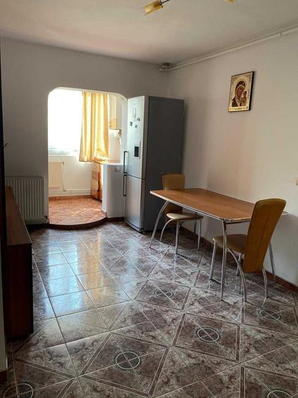 Apartament cu 3 camere decomandat în Exterior Vest